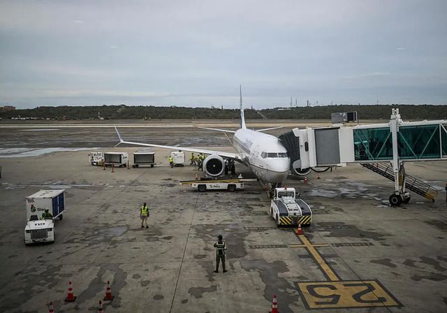 Bruselas aclara que las aerolíneas deberán indemnizar a los pasajeros en caso de cancelación por la subida del precio del queroseno