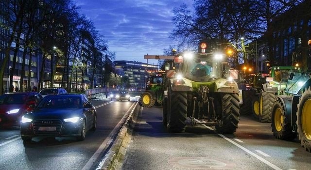 La protesta dei trattori in Belgio si sposta al confine con l'Olanda