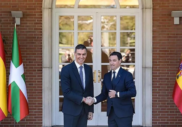 Pradales pacta con Sánchez la prohibición «total» de armas blancas y facilitar que se meta en prisión a los reincidentes