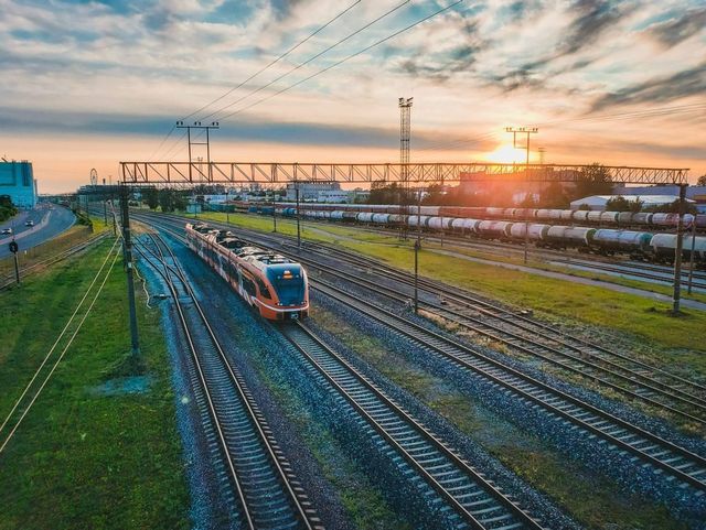 Un bărbat a călătorit agățat de un tren care circula cu o viteză de 282 km/h