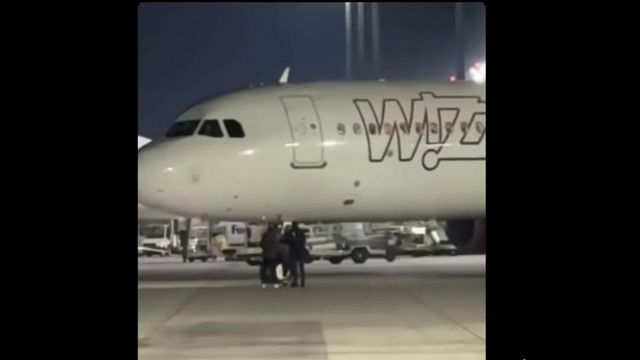 VIDEO Imagini cu doi români care aleargă pe pista aeroportului din Koln, după un avion Wizz Air
