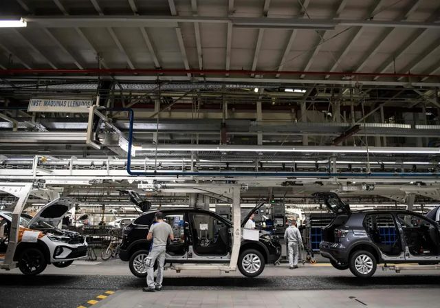 Volkswagen anuncia el cierre de tres fábricas y pone en peligro decenas de miles de empleos ante la crisis del motor