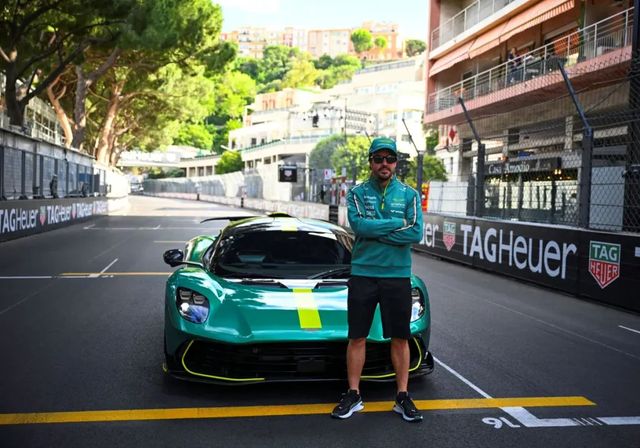 Fernando Alonso conduce el Aston Martin Valhalla en su debut dinámico