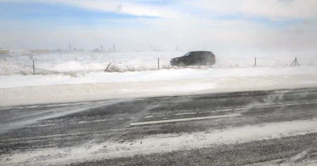 Vânt de 120 km/h și vizibilitate zero în munți. Cod roșu de viscol în șapte județe