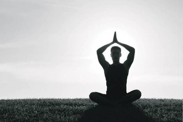 5 Easy Yoga Asanas For a Healthy Body And Mind Balance