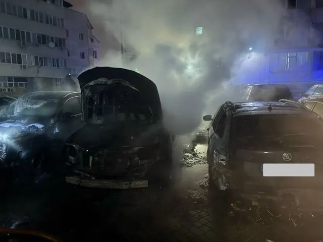 Pompierii au lichidat un incendiu izbucnit la trei automobile în Capitală