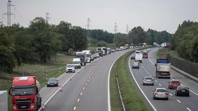 Kigyulladt egy kamion, útlezárás nehezíti a forgalmat