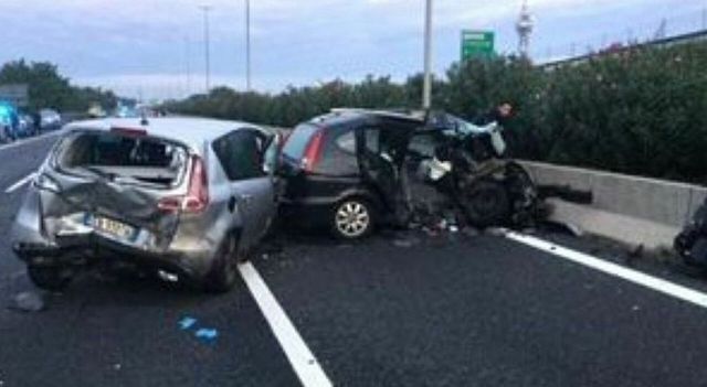 Si ferma per soccorrere automobilista, 35enne muore investito a Roma