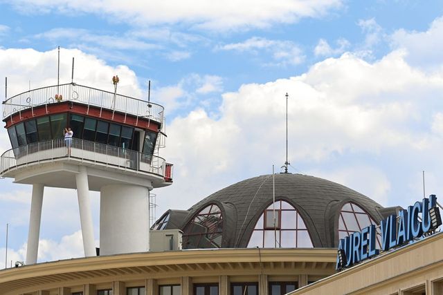 Flăcări sub o aeronavă Wizz Air. Incident pe aeroportul Băneasa - pasageri evacuați