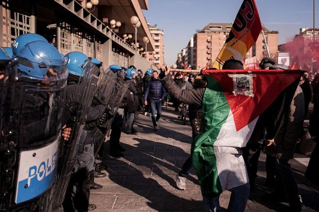 Manifestanti fanno irruzione nella sede de La Stampa, la condanna di Mattarella e Meloni