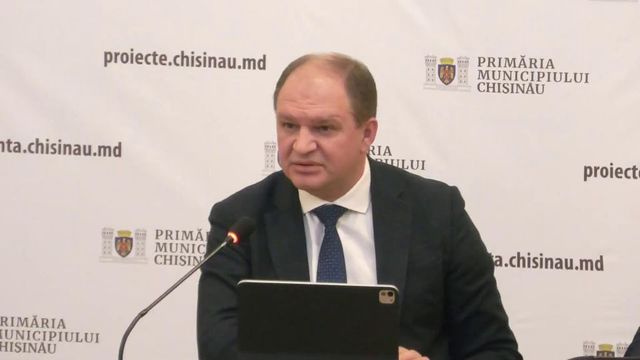 Tensiuni la Primăria Chișinău: Consilieri PAS au întrerupt ședința pentru a-i înmâna un demers primarului Ion Ceban