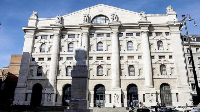 Borsa: Milano gira in rialzo con le banche, +0,28%