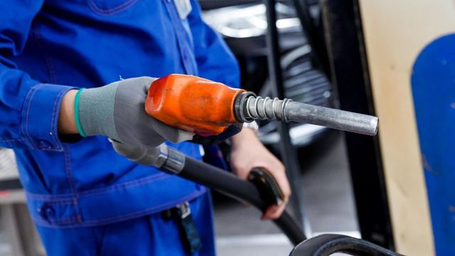 Полша сваля цените на горивата с намаляване на ДДС и акциза и таван на цените