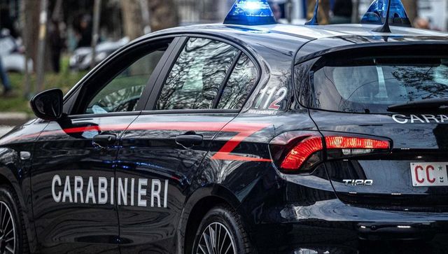 Uccide moglie e figlio a fucilate, poi sale sul tetto armato