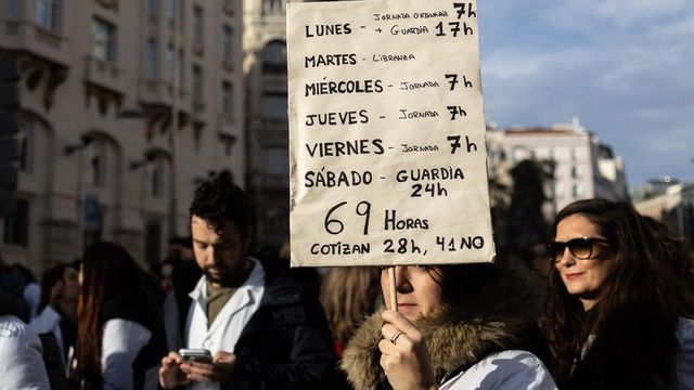 Los médicos de la Sanidad pública de Madrid, contra Mónica García
