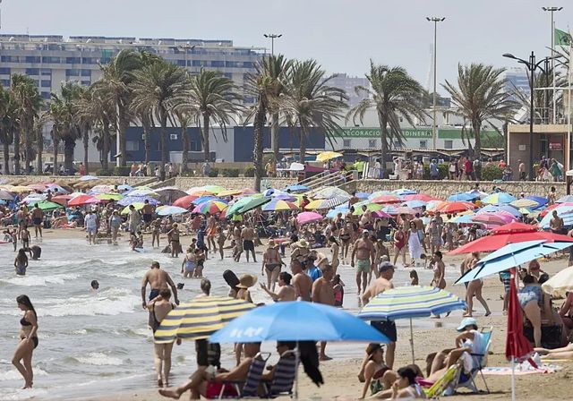 La guerra en Oriente Medio atraerá a más turistas a España pero reducirá el gasto