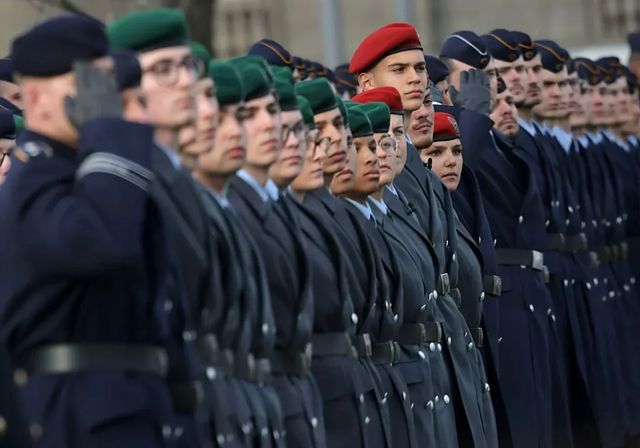 Crece la polémica en Alemania por la obligación de pedir permiso militar para salir del país más de tres meses