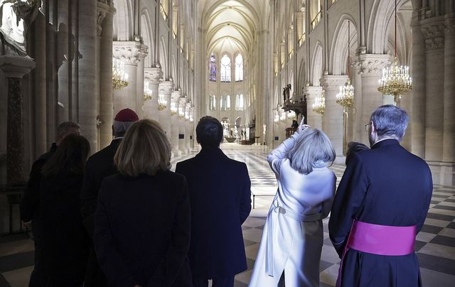 Opravená katedrála Notre-Dame se odhaluje světu, prohlédne si ji Macron