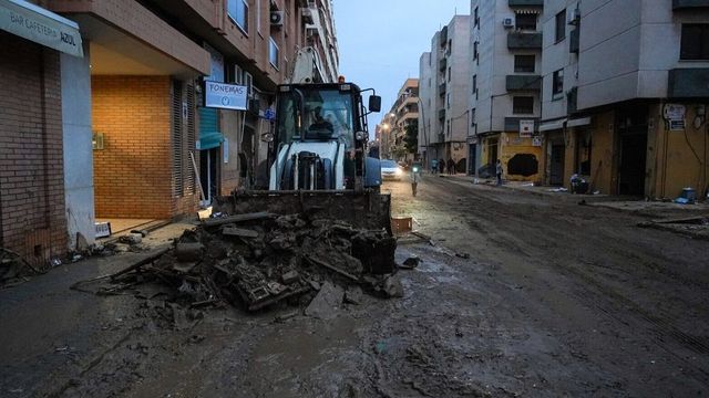 Un muerto y un herido tras un derrumbe en un garaje afectado por la dana en Benetússer