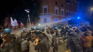Tensioni al presidio pro-Pal a Roma, idranti in azione