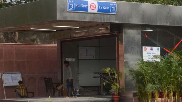 Blast in parked car near Red Fort