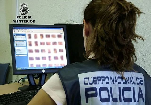La Policía detiene a un individuo por retransmitir en directo los abusos a su hija menor