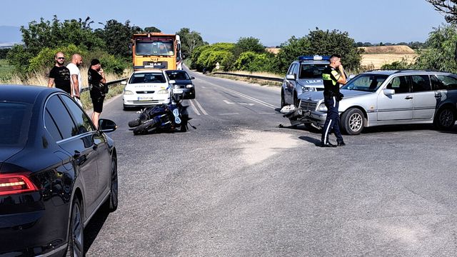 Катастрофа между мотоциклет и лек автомобил затруднява движението по пътя Пловдив - Пещера