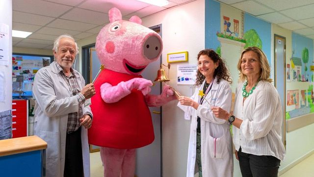 La Fundación Pequeño Deseo inaugura las primeras 'campanas del alta' en el hospital La Paz