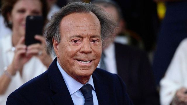 Julio Iglesias pide a la Fiscalía la denuncia de sus extrabajadoras y amenaza con recurrir al TC