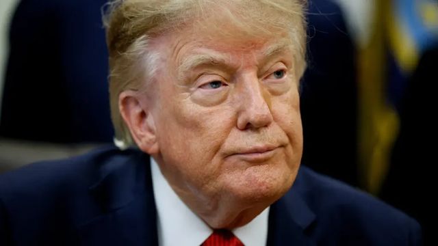 Trump zakázal CNN, MSNOW a Politico vstup do Bílého domu, hrozí i jiným médiím