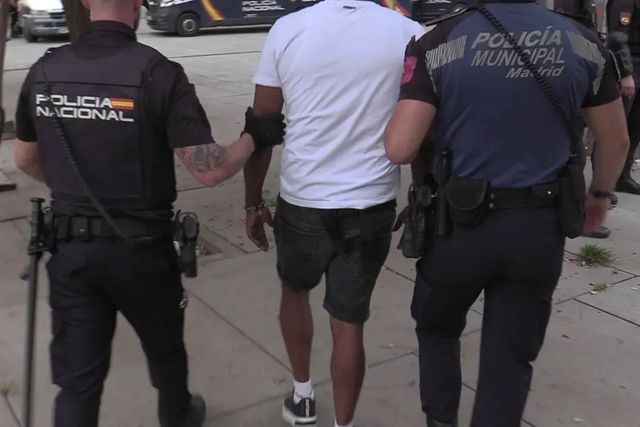 Rescatan a un bebé deshidratado y cubierto de heces en una vivienda insalubre de sus padres ebrios en Madrid