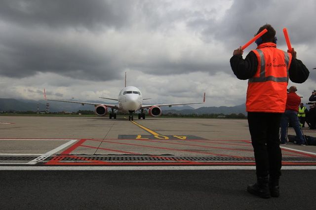 Bergamo: aereo fermo in pista a Orio, evacuazione passeggeri in corso