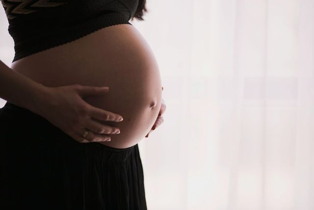 Proiect de lege: Femeile însărcinate ar putea avea dreptul la însoțitor în maternitate pe durata nașterii