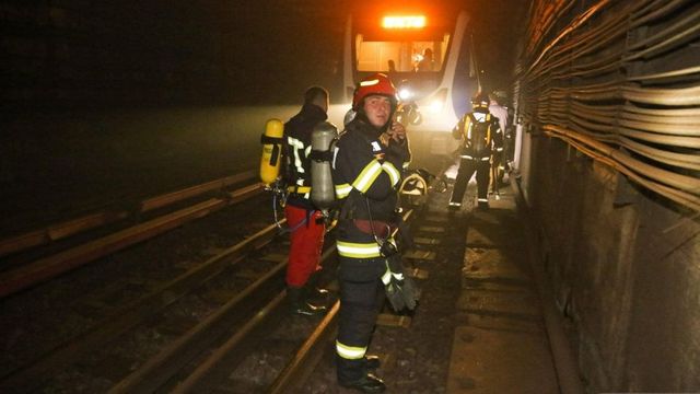 Degajare de fum la metrou, două stații au fost închise temporar