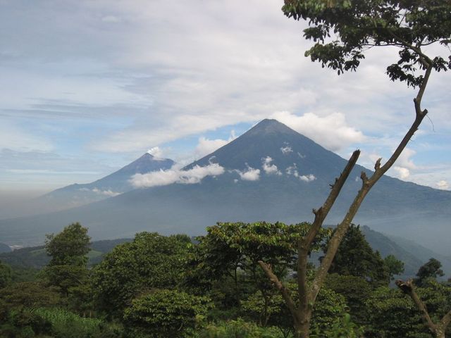Unul dintre cei mai activi vulcani din America Centrală erupe din nou