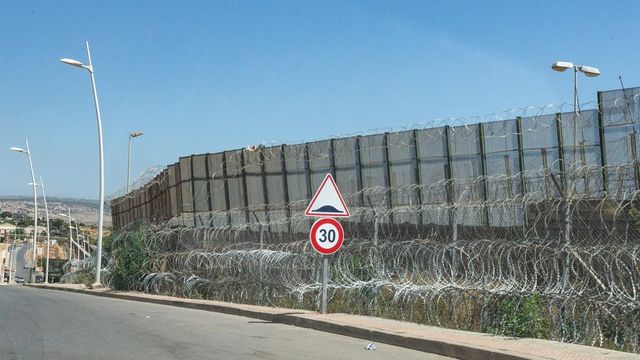 Cierre intermitente de la frontera de Ceuta al intentar saltar la valla unos 200 migrantes