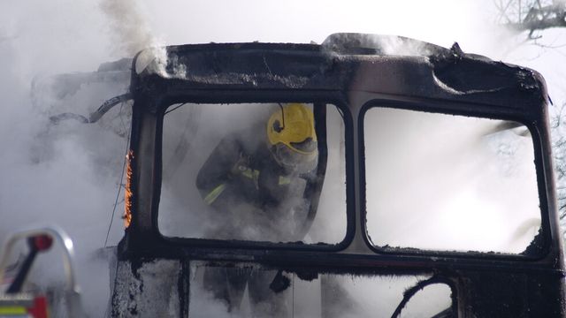 Автобус се запали на Аспаруховия мост във Варна