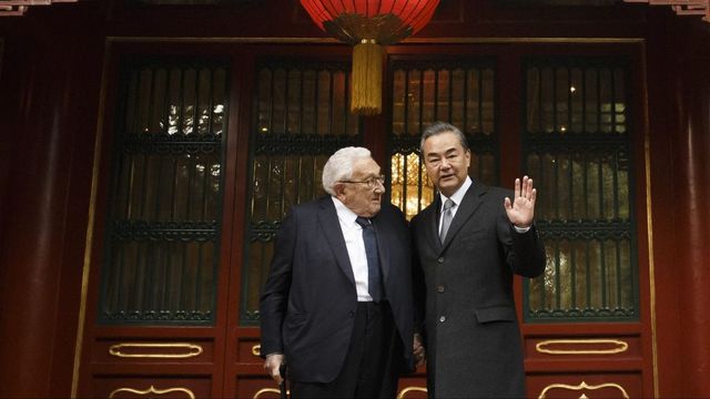 Kissinger az amerikai-kínai kapcsolatokról tárgyalt Pekingben a kínai védelmi miniszterrel
