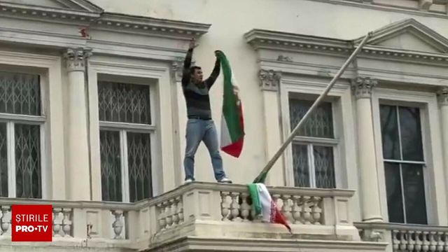 Steagul Republicii Islamice Iran, dat jos de pe ambasada Iranului de la Londra de către un protestatar