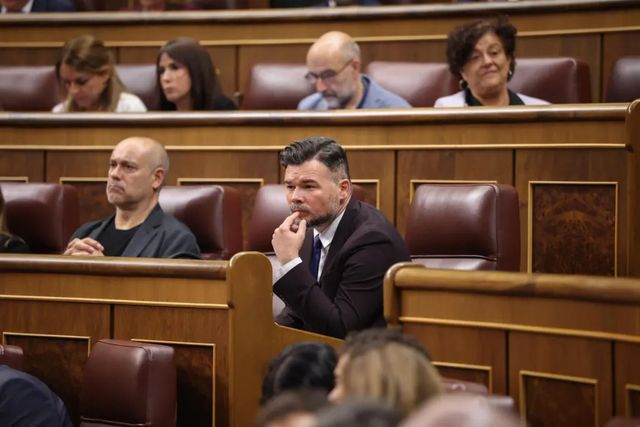 Las bases críticas de ERC piden que se expediente a Rufían por deslealtad al partido