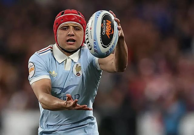 El jugador del casco rojo que está de moda en el rugby mundial