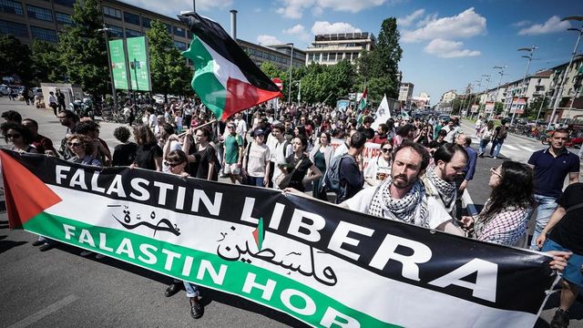 Torino, manifestanti pro Palestina irrompono nel Salone del Libro