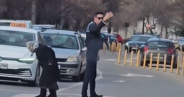 VIDEO Gest viral. Un polițist a coborât din mașină, în timpul examenului auto, pentru a ajuta o bătrânică să traverseze