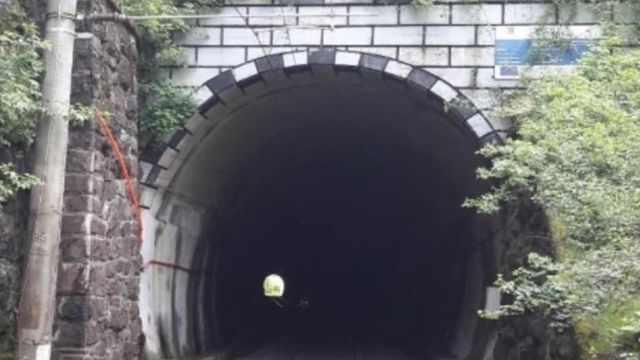 Un copil de 9 ani și tatăl lui, loviți de un tren într-un tunel din apropiere de Orșova. Victimele, în stare gravă
