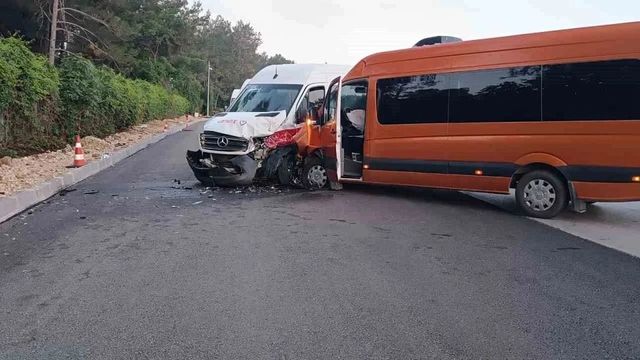 Șase români răniți în Antalya după un accident violent între două microbuze turistice
