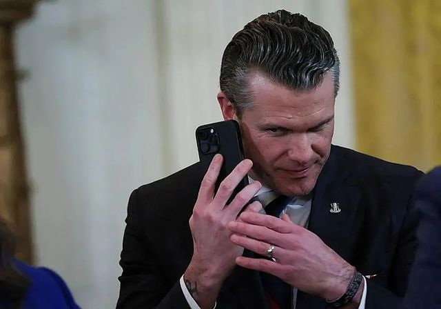 El escándalo del 'Signalgate' pone a Hegseth en la picota