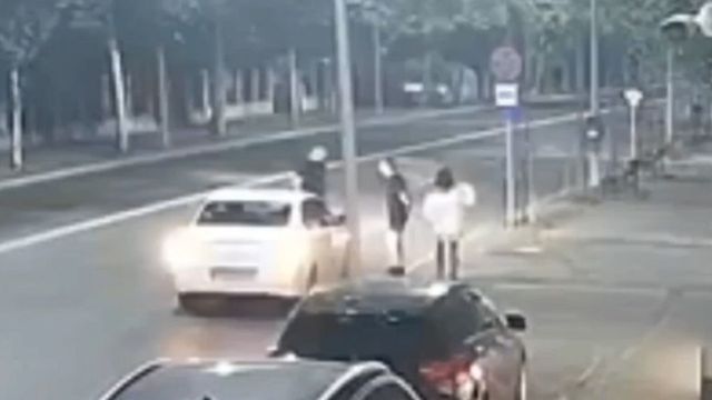 Un șofer de ride-sharing din Capitală a lovit un client cu pumnul în față, iar victima a căzut și a dat cu capul de trotuar
