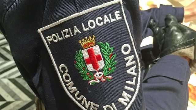 Milano, cinque agenti della polizia locale arrestati