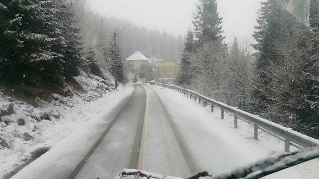 A nins în zona montană Rânca. Drumarii au intervenit cu utilajele pe DN 67C