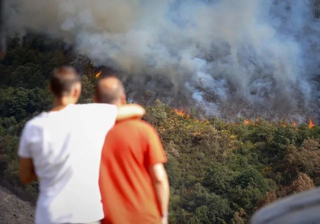 España encara otra jornada crítica de incendios: más de 33.000 personas han sido evacuadas
